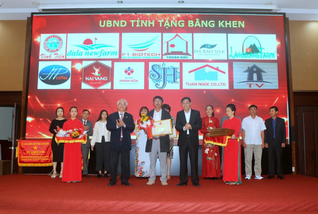 Công ty TNHH Rau Hoa Song Bill nhận bằng khen từ chủ tịch UBND tỉnh Lâm Đồng