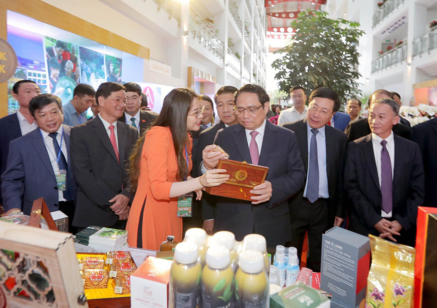 Đại diện Công ty Song Bill giới thiệu sản phẩm đến Thủ tướng Chính phủ Phạm Minh Chính
