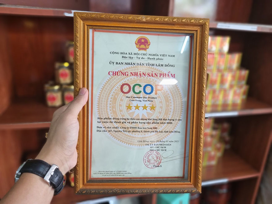 Sản phẩm đông trùng hạ thảo con nhộng khô của công ty Song Bill đã đạt hạng 4 sao và nhận chứng nhận OCOP từ UBND tỉnh Lâm Đồng trong cuộc thi đánh giá và phân phối sản phẩm năm 2020.