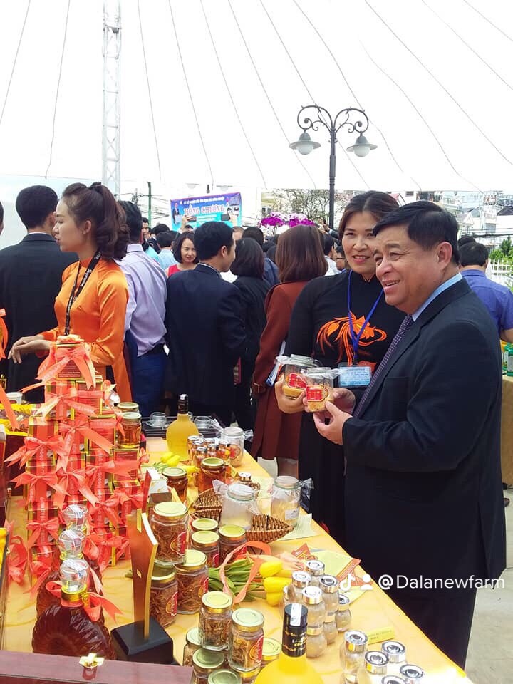 Bộ trưởng bộ kế hoạch đầu tư Nguyễn Chí Dũng ghé thăm gian hàng Dalanewfarm