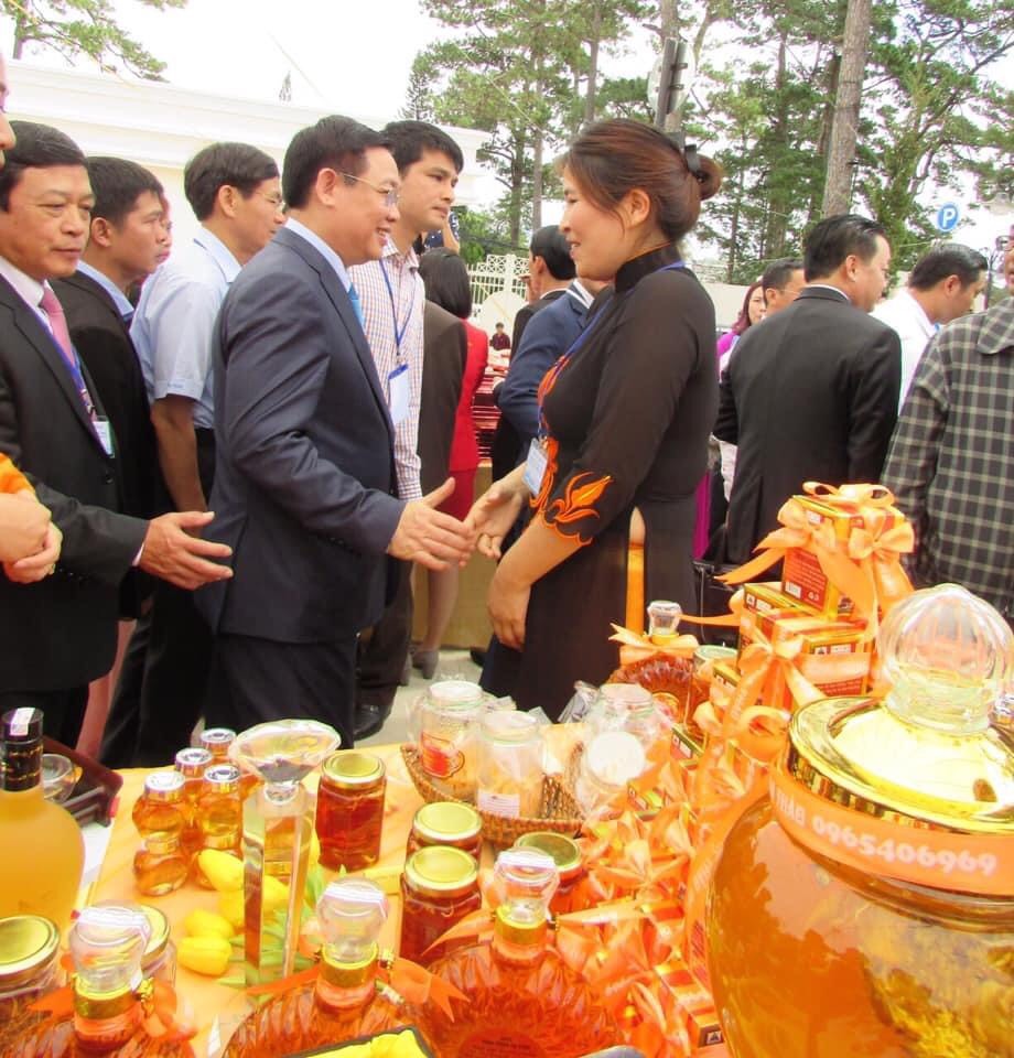 Chủ tịch Quốc hội và các cấp lãnh đạo đã ghé thăm gian hàng của Dalanewfarm
